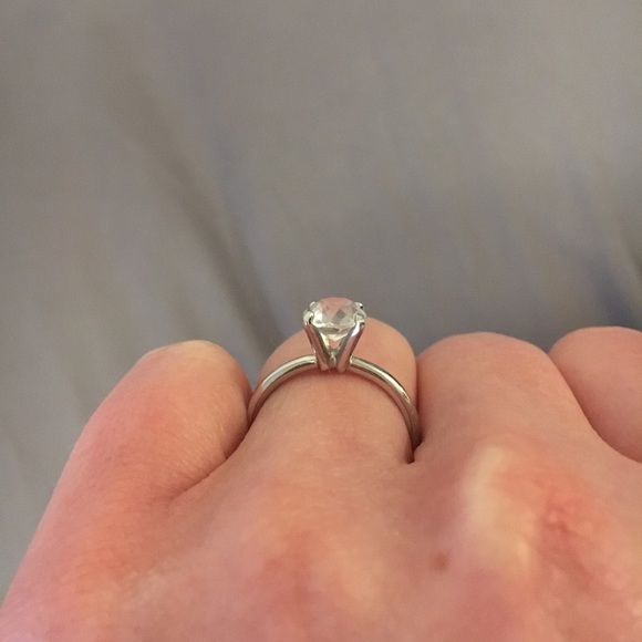 Beautiful Solitaire Ring - Picture 3 of 6